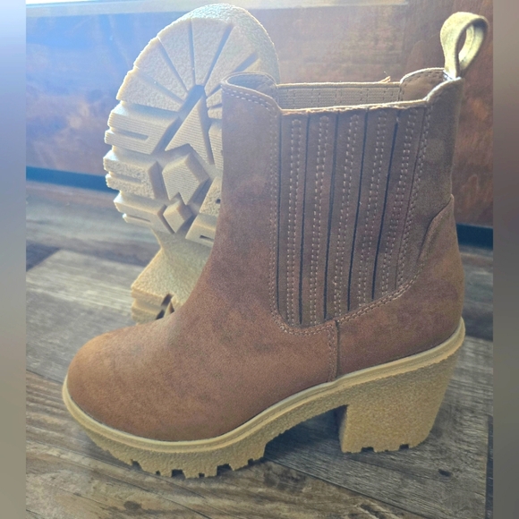 Steve Madden Shoes - Brand New Without Box Steve Madden Charges Platform Suede Boots Size: 7